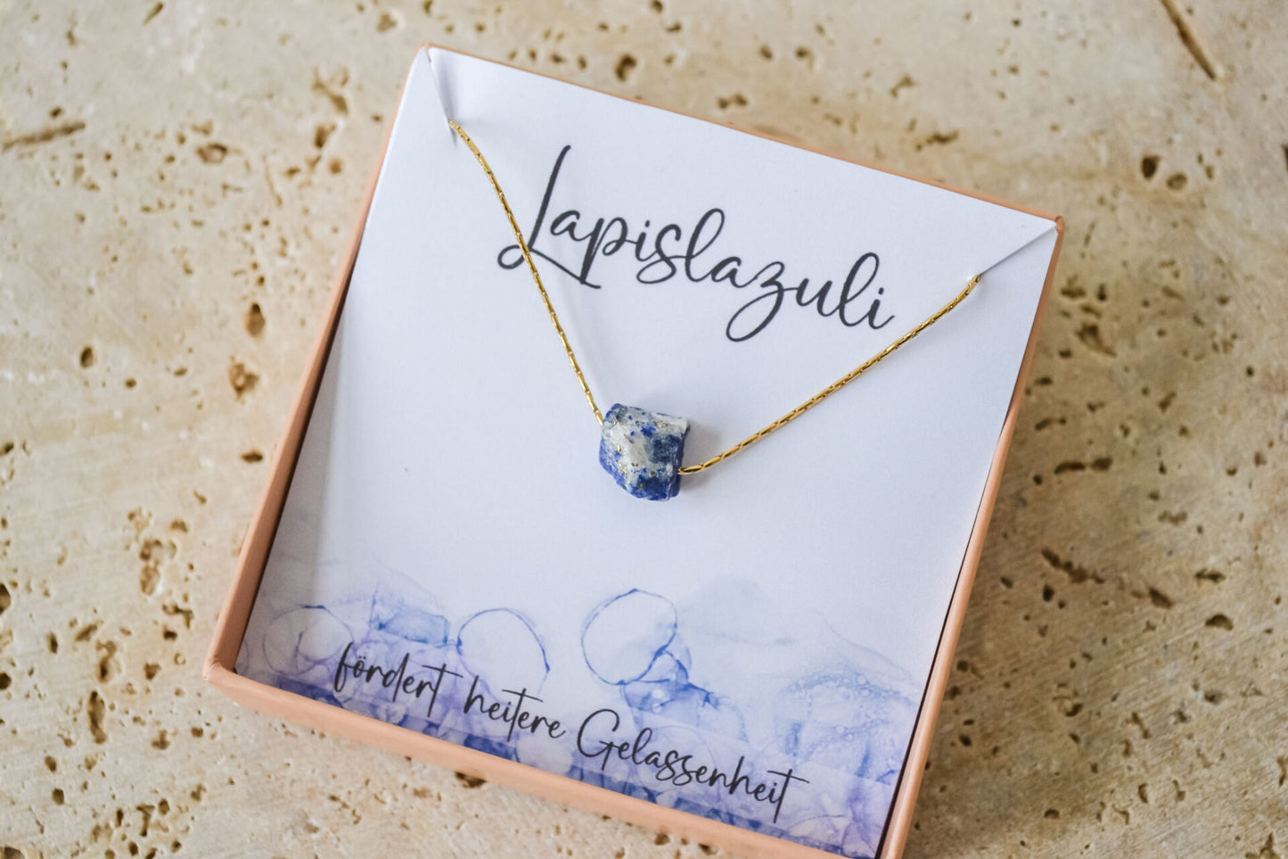Zierliche Rohkristall-Halskette mit Lapislazuli